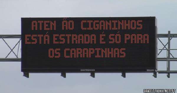 Atenção  ciganinhos está estrada é só para  os carapinhas 