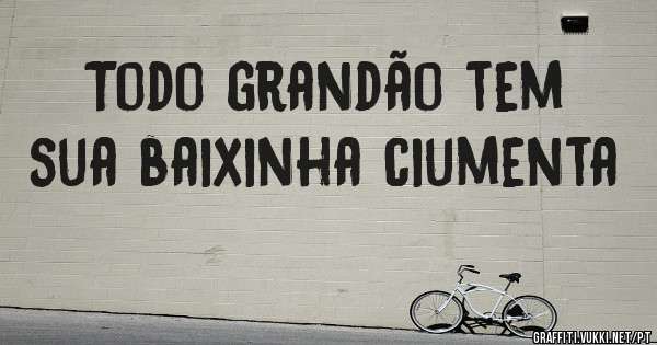 Todo grandão tem sua baixinha ciumenta