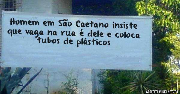 Homem em São Caetano insiste que vaga na rua é dele e coloca tubos de plásticos 