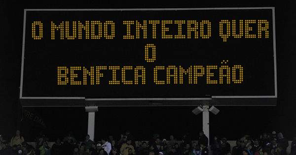 O mundo inteiro quer o 
BENFICA CAMPEÃO