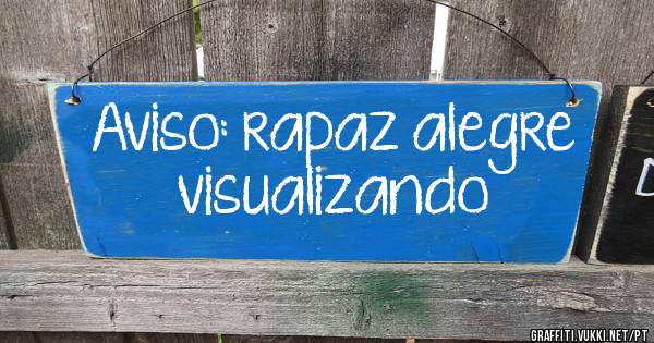 Aviso: rapaz alegre visualizando