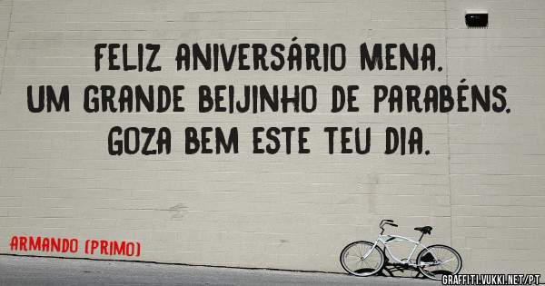 Feliz aniversário Mena. Um grande beijinho de parabéns. Goza bem este teu dia.