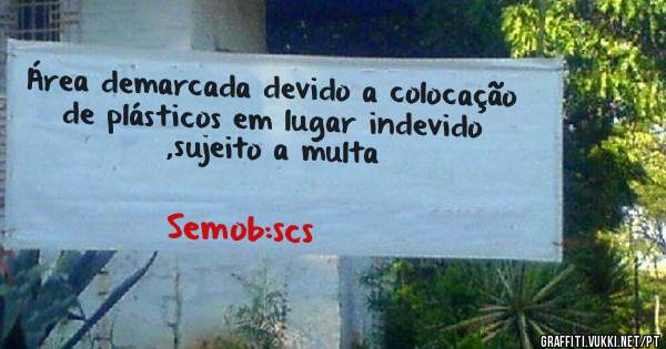 Área demarcada devido a colocação de plásticos em lugar indevido ,sujeito a multa 