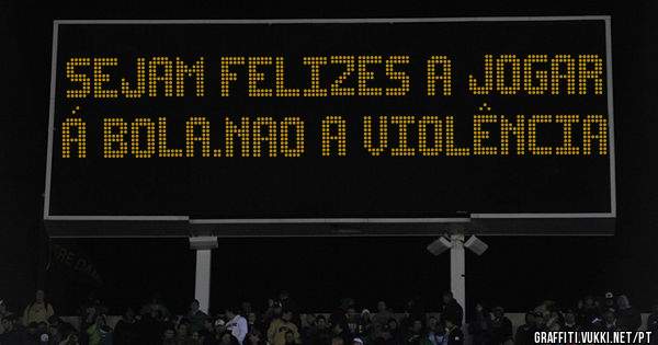 Sejam felizes a jogar á bola.NAO A VIOLÊNCIA 