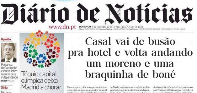 Casal vai de busão pra hotel e volta andando um moreno e uma braquinha de boné

