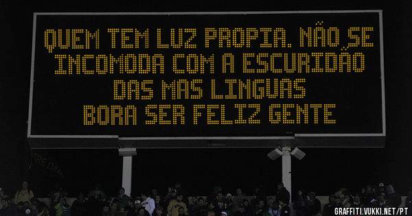 Quem tem luz propia. Não se incomoda com a escuridão das mas linguas 
Bora ser feliz gente  