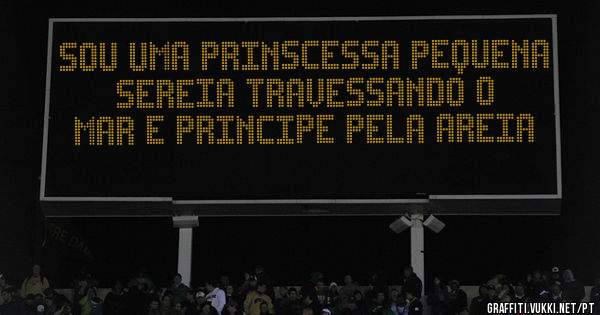 sou uma prinscessa pequena sereia travessando o mar e principe pela areia 
